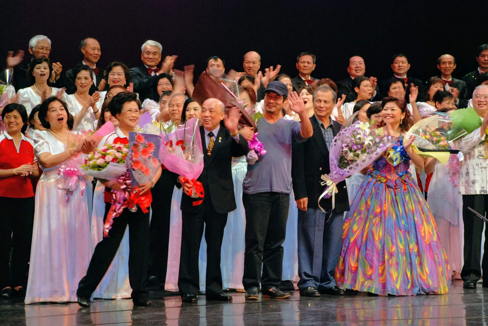 2010 年音樂會謝幕與團員合影